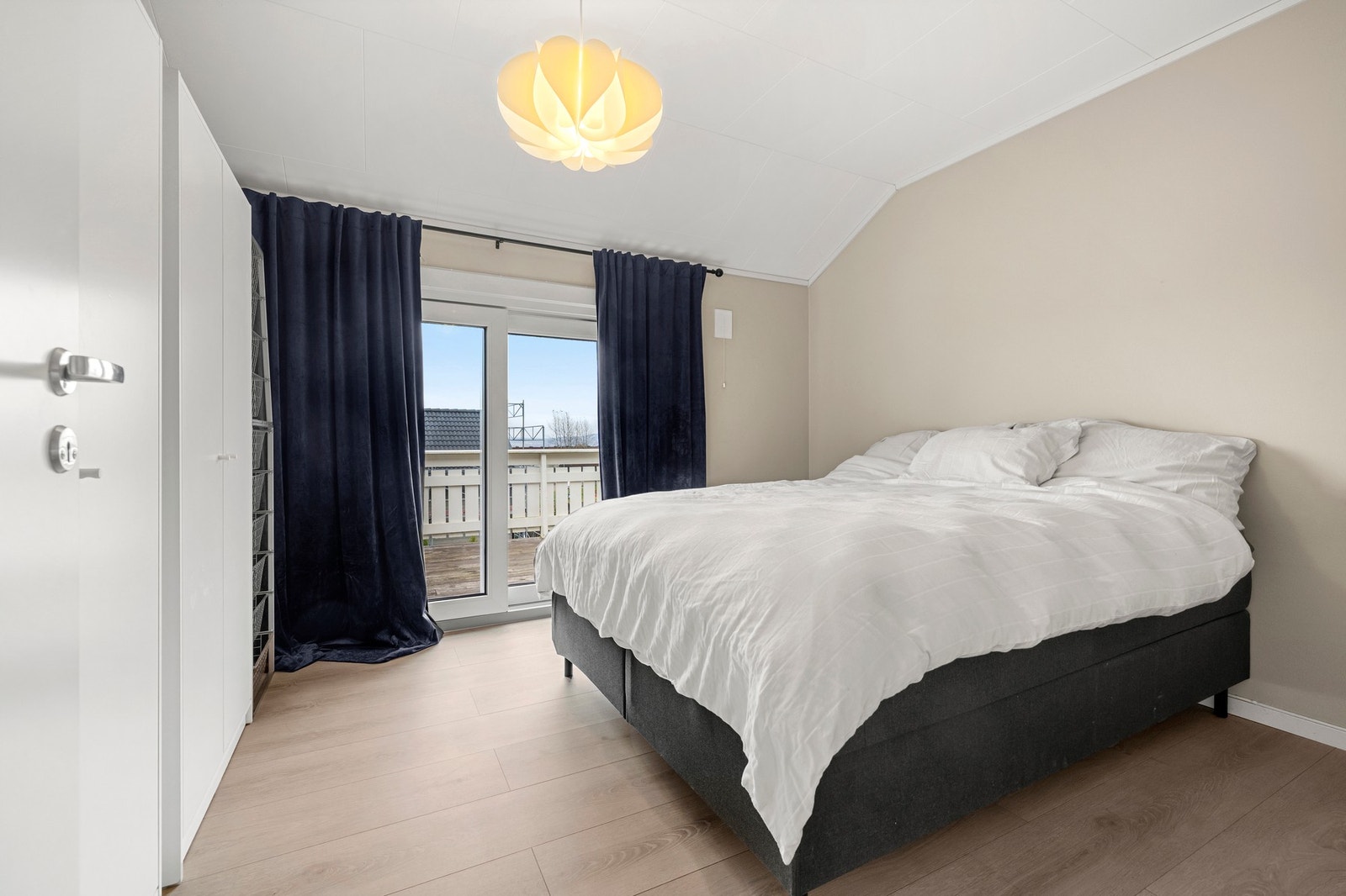 I denne etasjen finner du to pene soverom beliggende side om side. Galleribilde