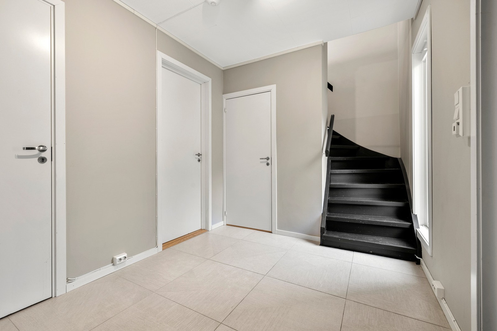 I entréen er det rom for garderobeskap dersom du ønsker ekstra oppbevaring og trapp opp til hoveddelens andre etasje eller ned til kjelleretasjen. Galleribilde