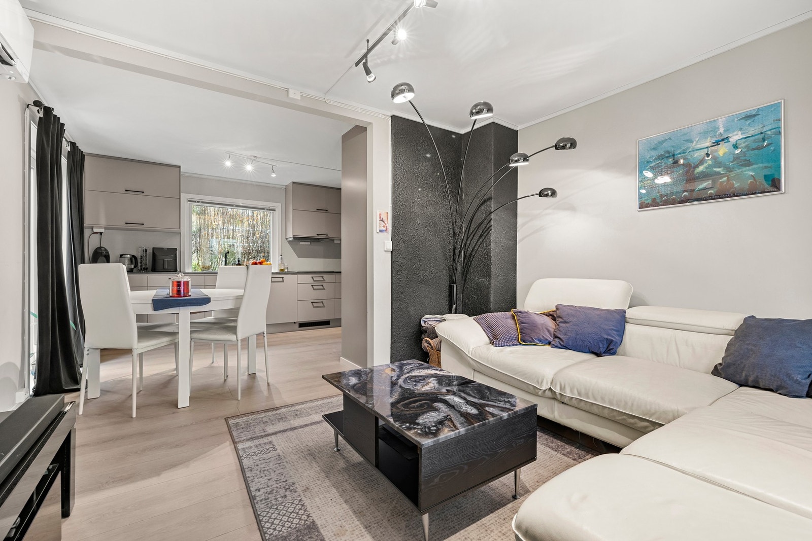 Stuen har god plass til møblering og store vindusflater som slipper inn rikelig med naturlig lys. Galleribilde