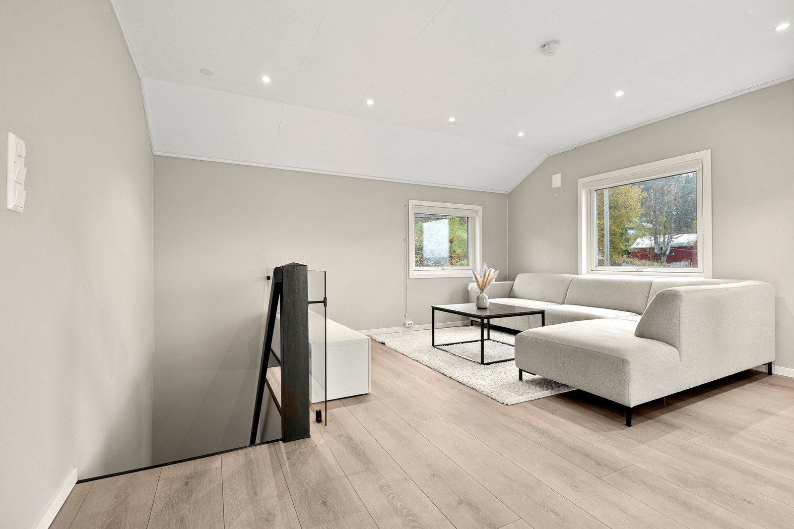 Her er det god plass til både en romslig sofagruppe og et stort spisebord hvor familie og venner kan samles til hyggelige måltider. Galleribilde