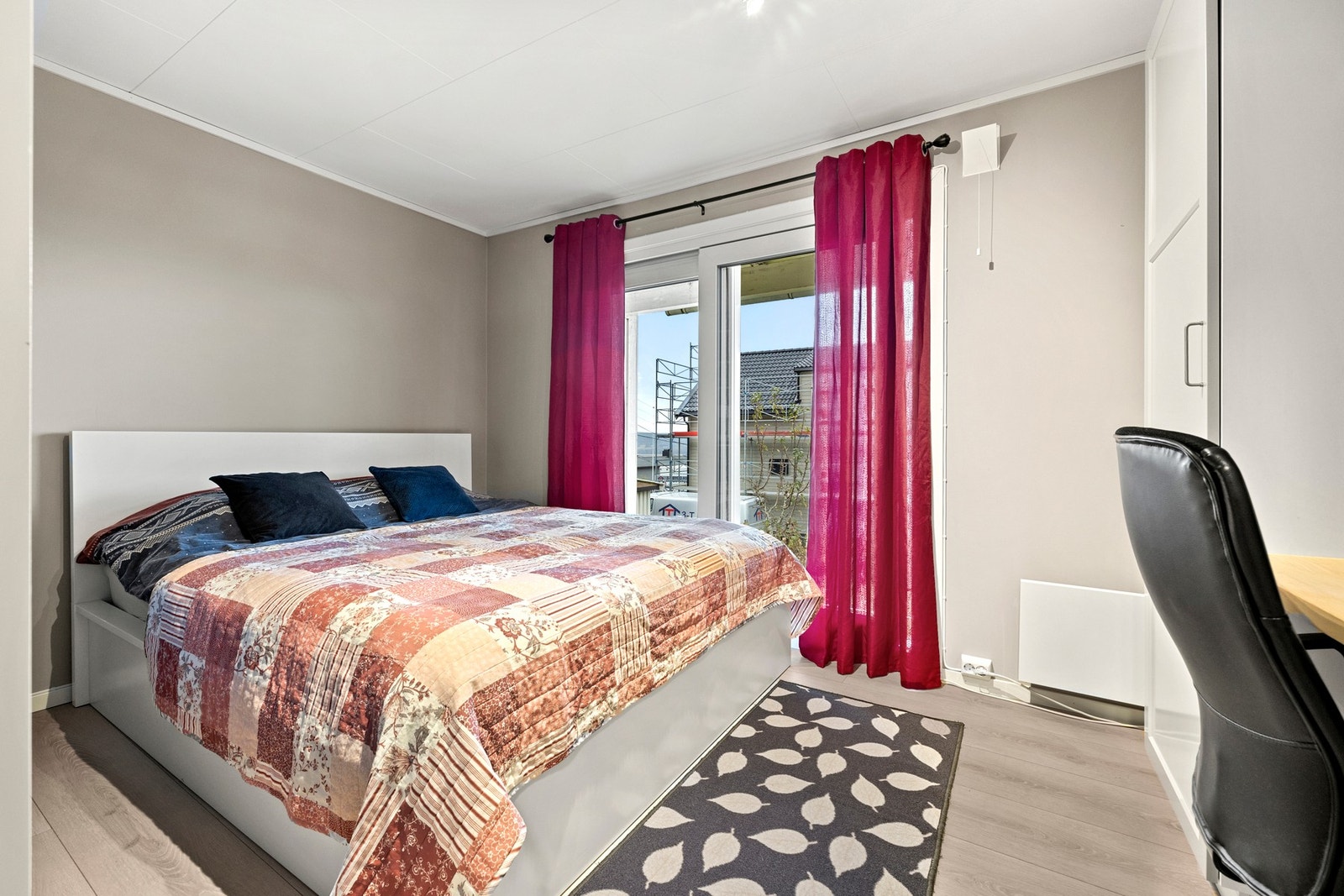 Soverommet i først etasje er av god størrelse med plass til dobbeltseng, nattbord og garderobeløsning. Galleribilde