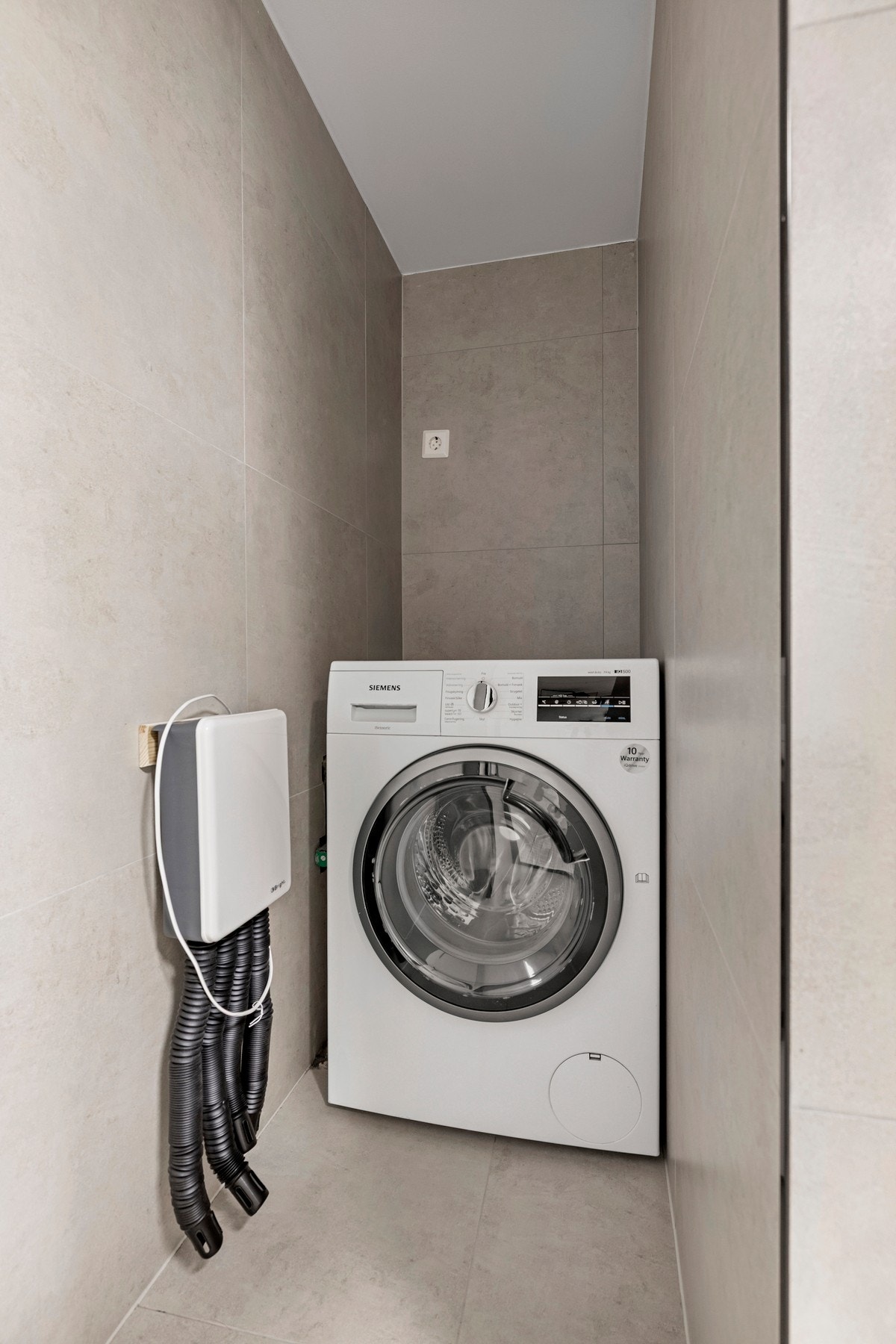 Det er opplegg for vaskemaskin i egen nisje. Galleribilde