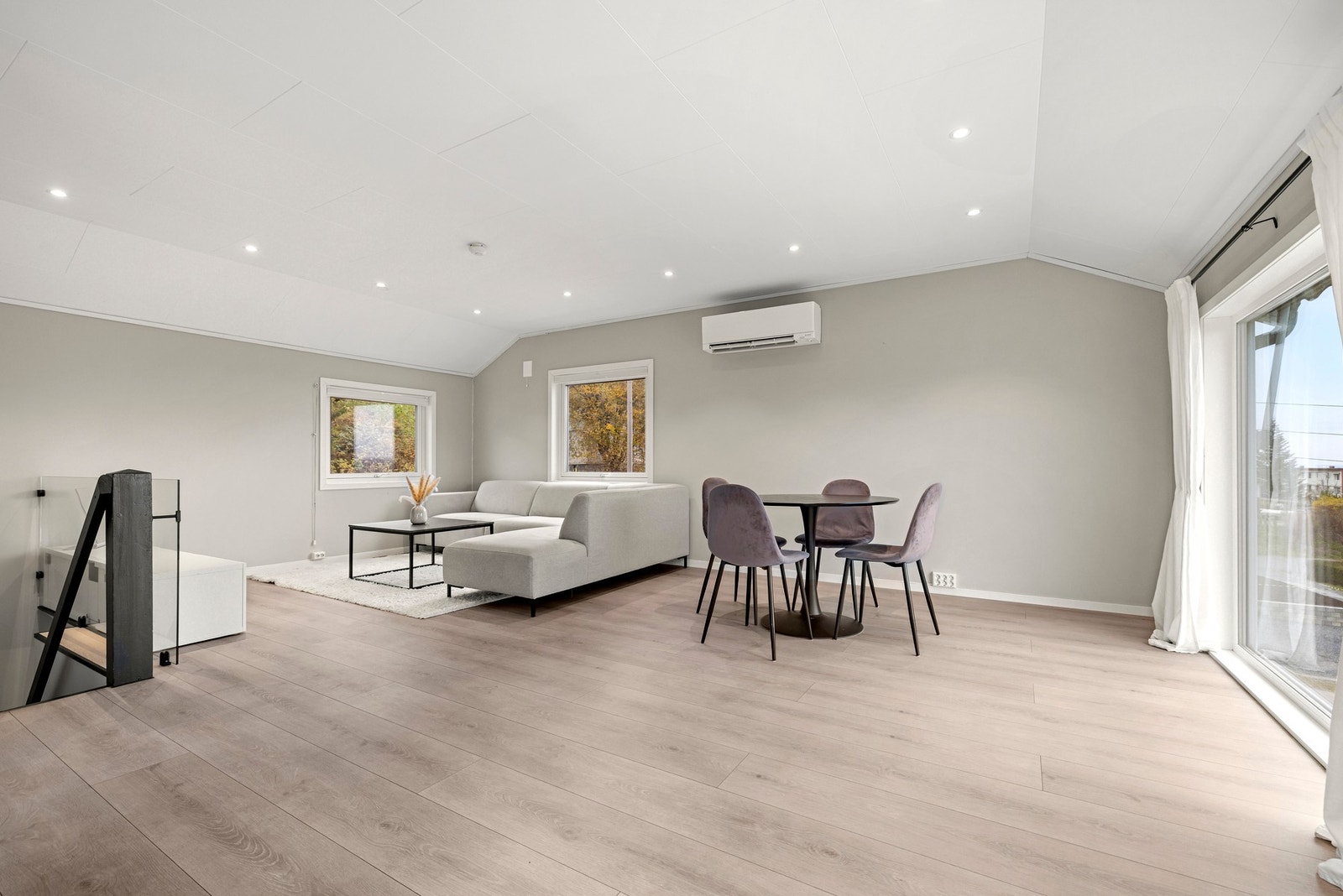 Fra stuen er det utgang til en flott balkong. Galleribilde