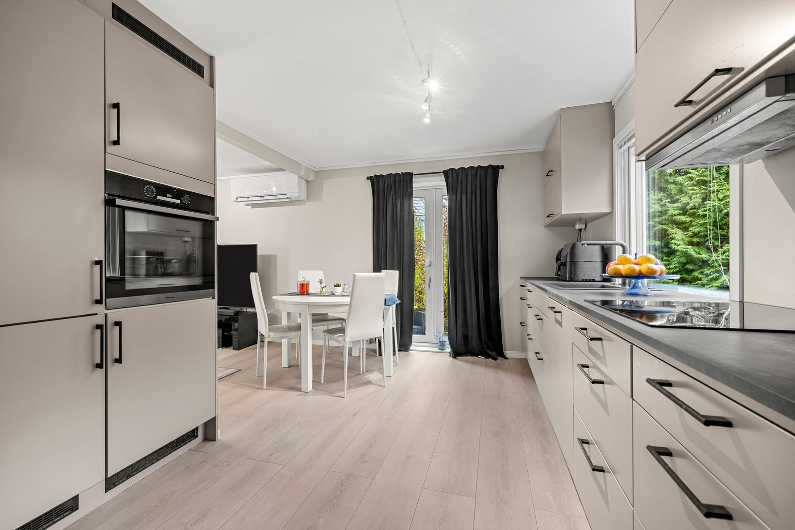 Kjøkkenet er fra 2022 med malte fronter og laminat benkeplate. Galleribilde