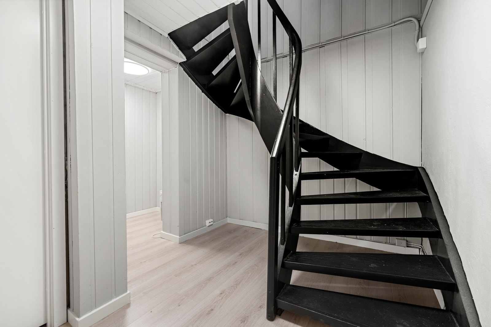En romslig trappegang med god plass til oppbevaring. Galleribilde