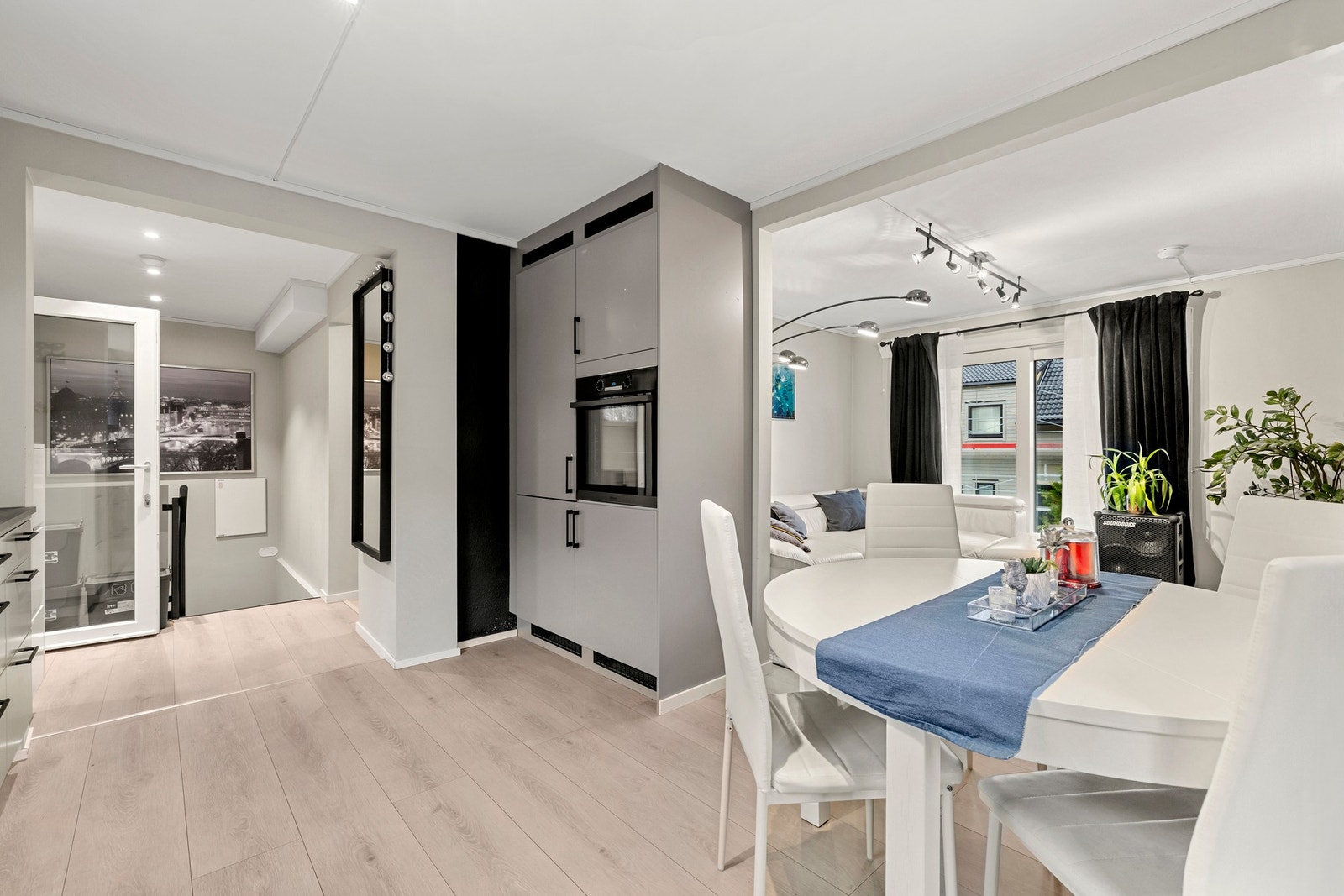 Her er det plass til spisebord mellom kjøkkenet og sofadelen. Galleribilde