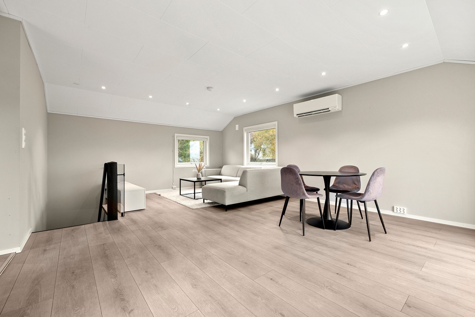 I delvis åpen løsning mot kjøkkenet ligger et stort og innbydende allrom som naturlig blir hjemmets samlingspunkt. Galleribilde