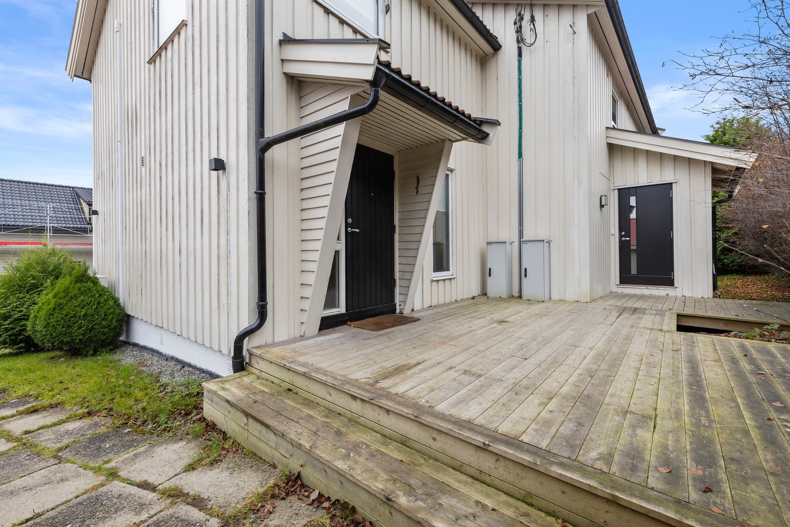 Hyggelig inngangsparti med plass til sittegruppe på treterrassen. Galleribilde