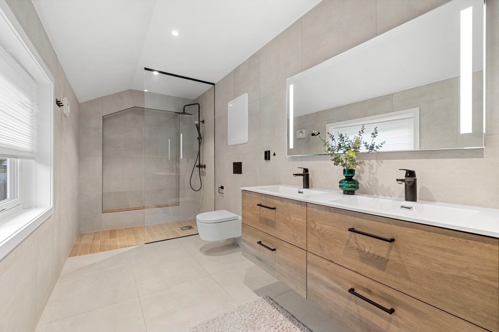 Delikat baderom pusset opp i 2022, med moderne flater og sorte detaljer som gir et eksklusivt preg. Galleribilde