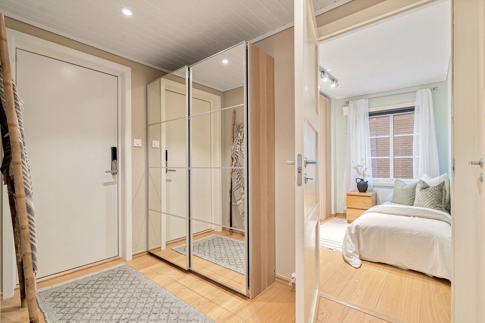 Praktisk skyvedørsgarderobe i entrèen Galleribilde