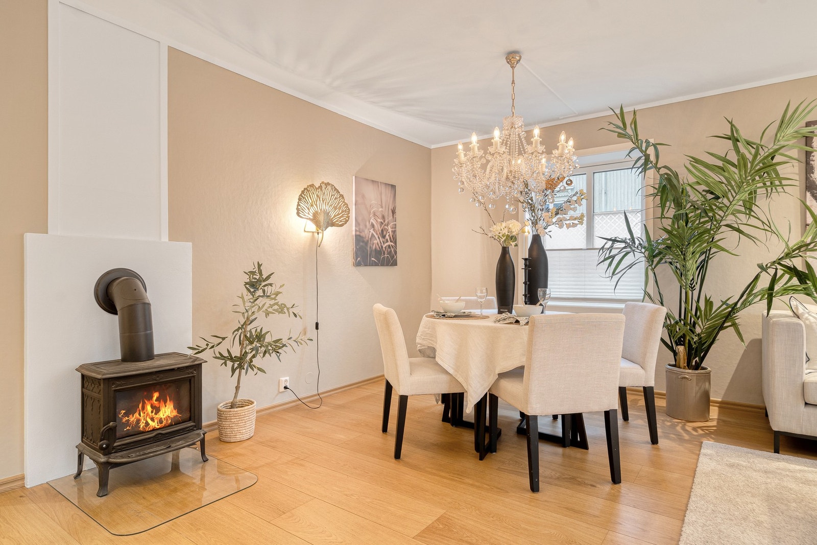Spisestuen er strategisk plassert ved vedovnen Galleribilde