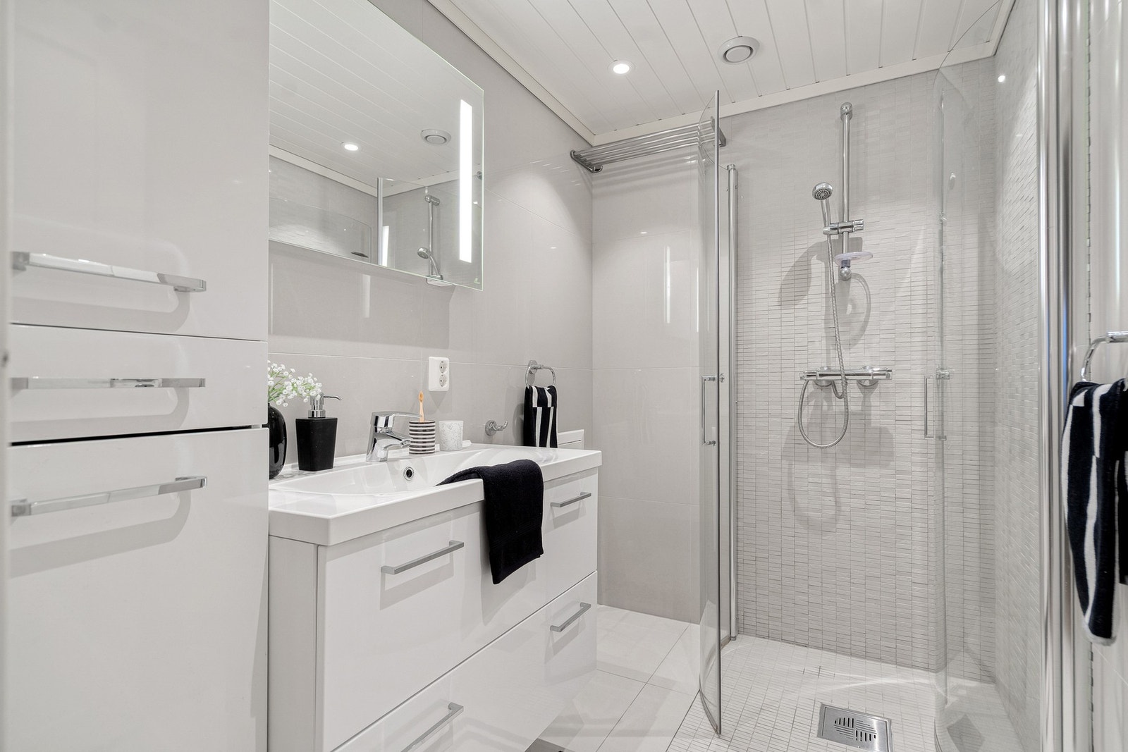 Tidsriktig og modere bad som er flislagt med tidløse fliser på gulv og vegger Galleribilde