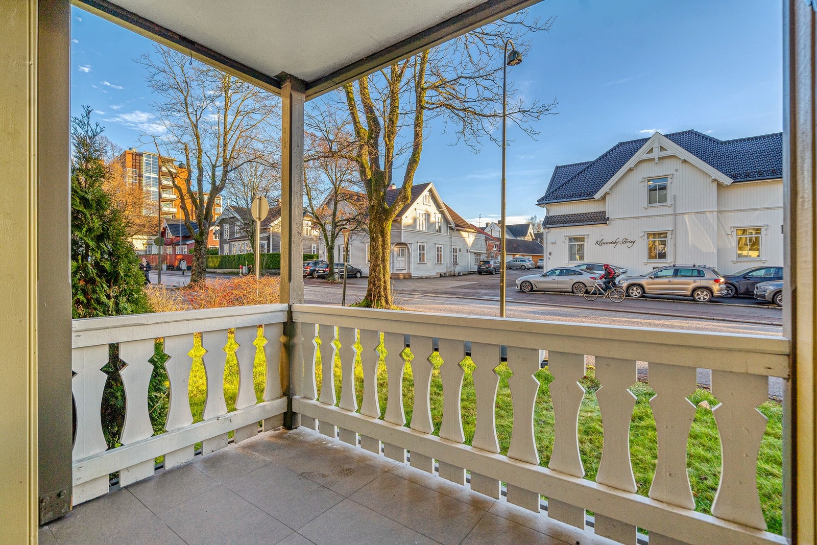 Fra stuen er det utgang til veranda Galleribilde