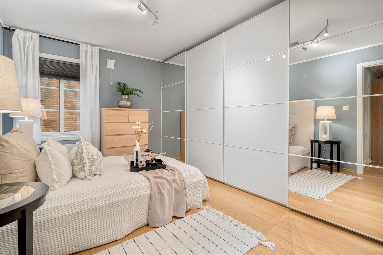 Hovedsoverommet har stor skyvedørsgarderobe Galleribilde