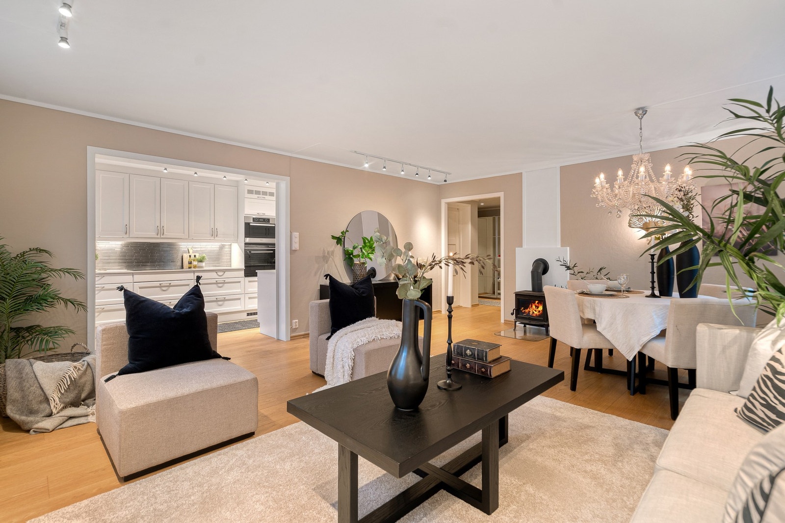 Stuen har gode møblerings muligheter - plass til både sofagruppe og spisestue Galleribilde