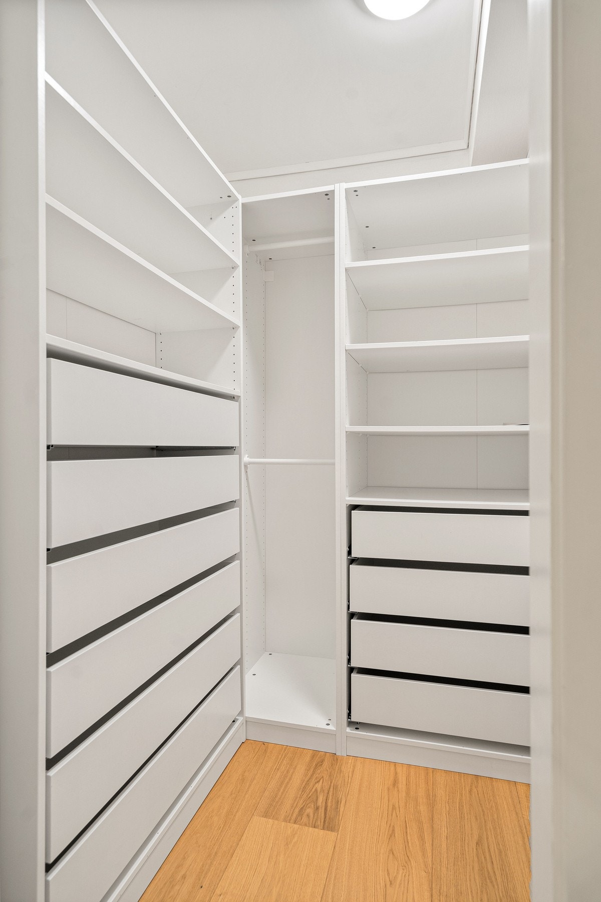 På innsiden av soverommet er det praktisk walk-in garderobe Galleribilde