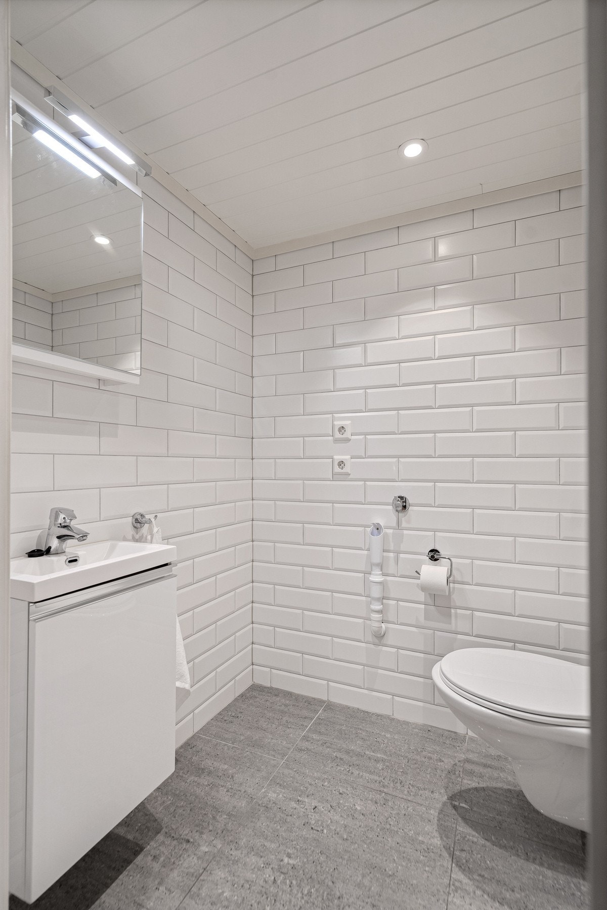 Separat toalett rom som også har opplegg for vaskemaskin Galleribilde