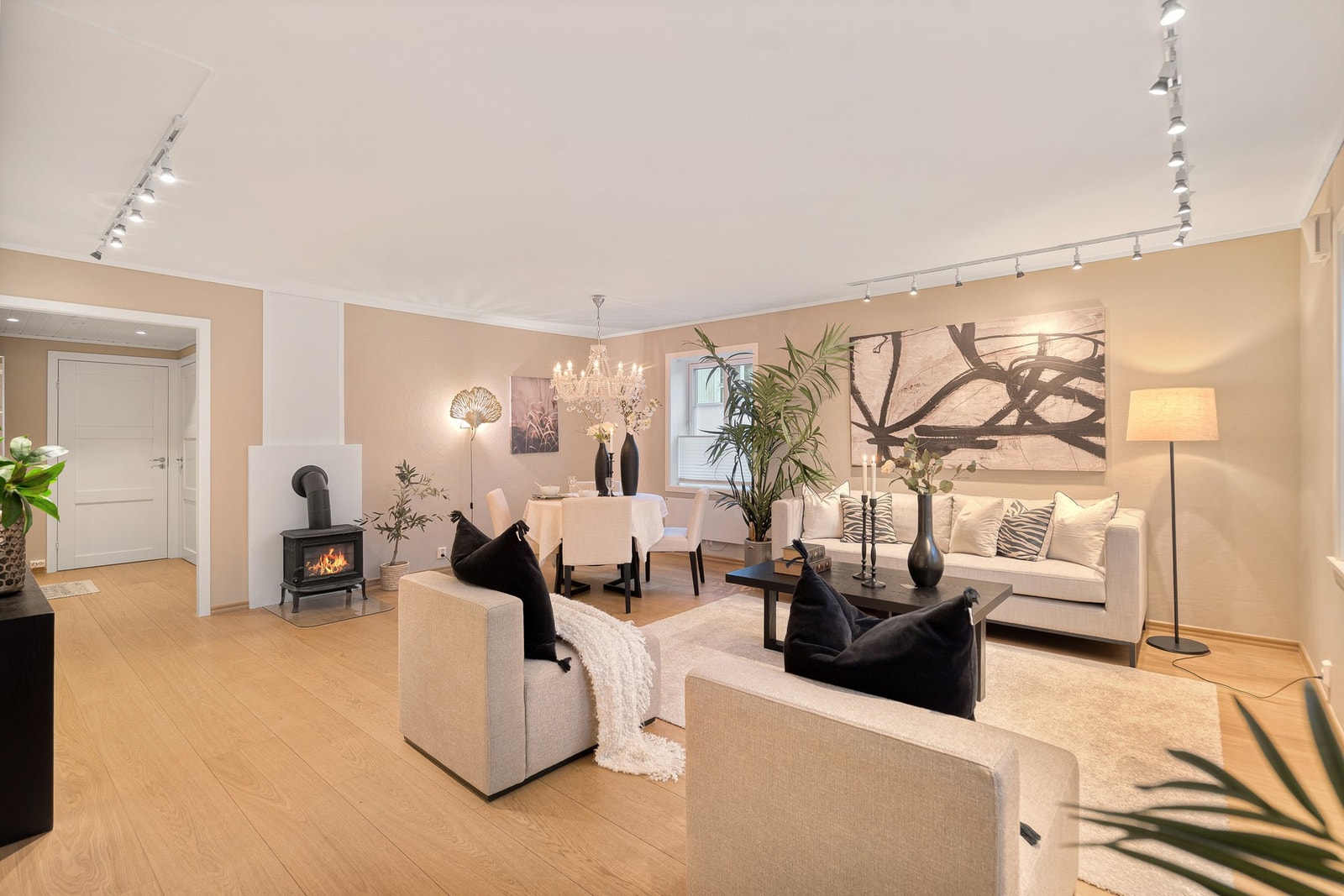 Lys og fin stue - rikelig med vinduer som bidrar til at det slippes inn rikelig med lys Galleribilde