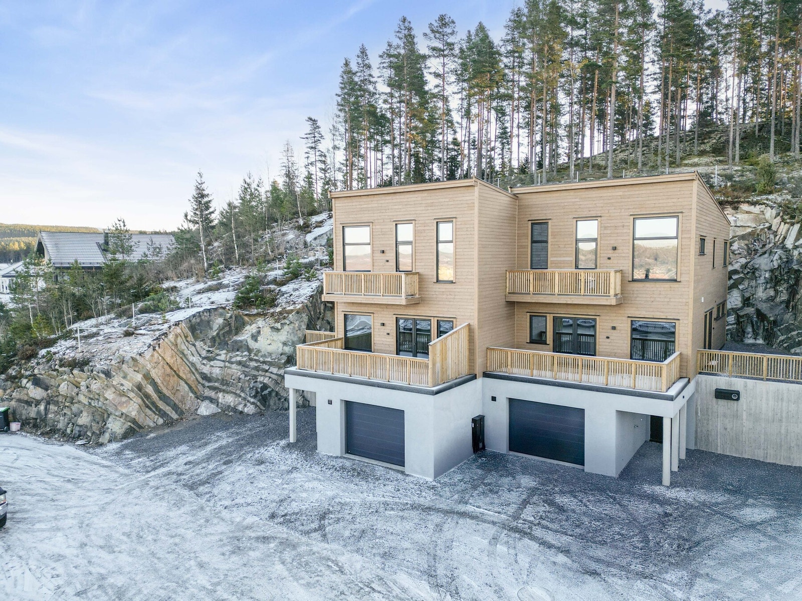 Her kan du flytte rett inn uten å bekymre deg for vedlikehold og med 5 års nybygg garanti kan man virkelig senke skuldrene. Galleribilde