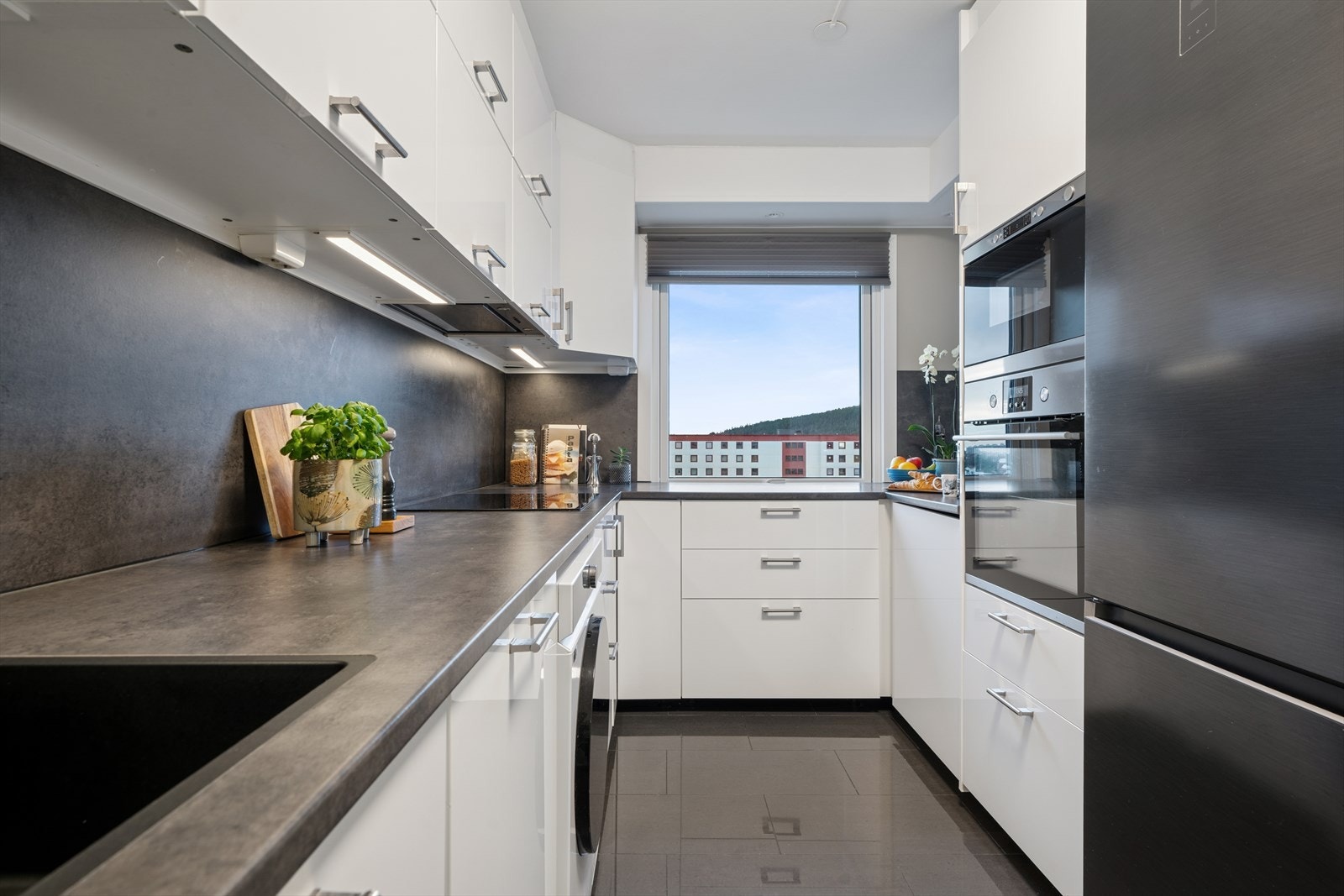 Stilrent kjøkken med overflater fra IKEA. Galleribilde