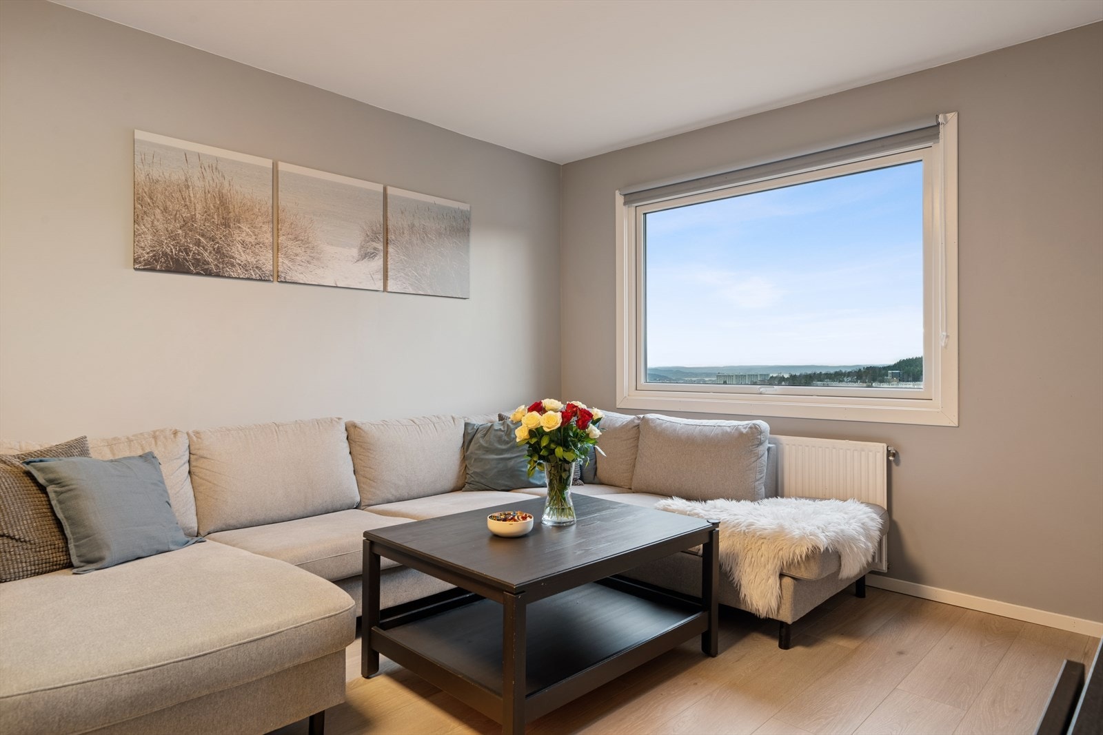 Stuen fremstår som boligens naturlige samlingspunkt, med en rolig og elegant atmosfære. Galleribilde