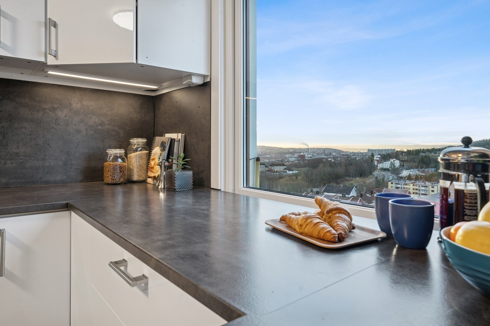 Den hyggelige utsikten fra kjøkkenet skaper en behagelig atmosfære under matlagingen. Galleribilde