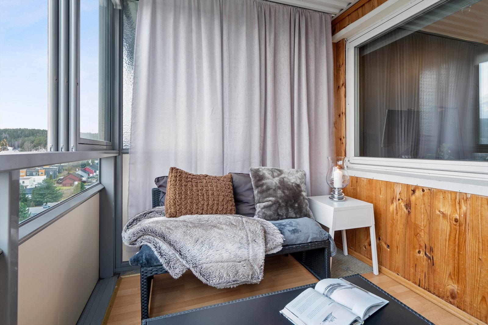 Balkong med god plass til sittegruppe - et hyggelig sted for samtaler med venner og familie. Galleribilde