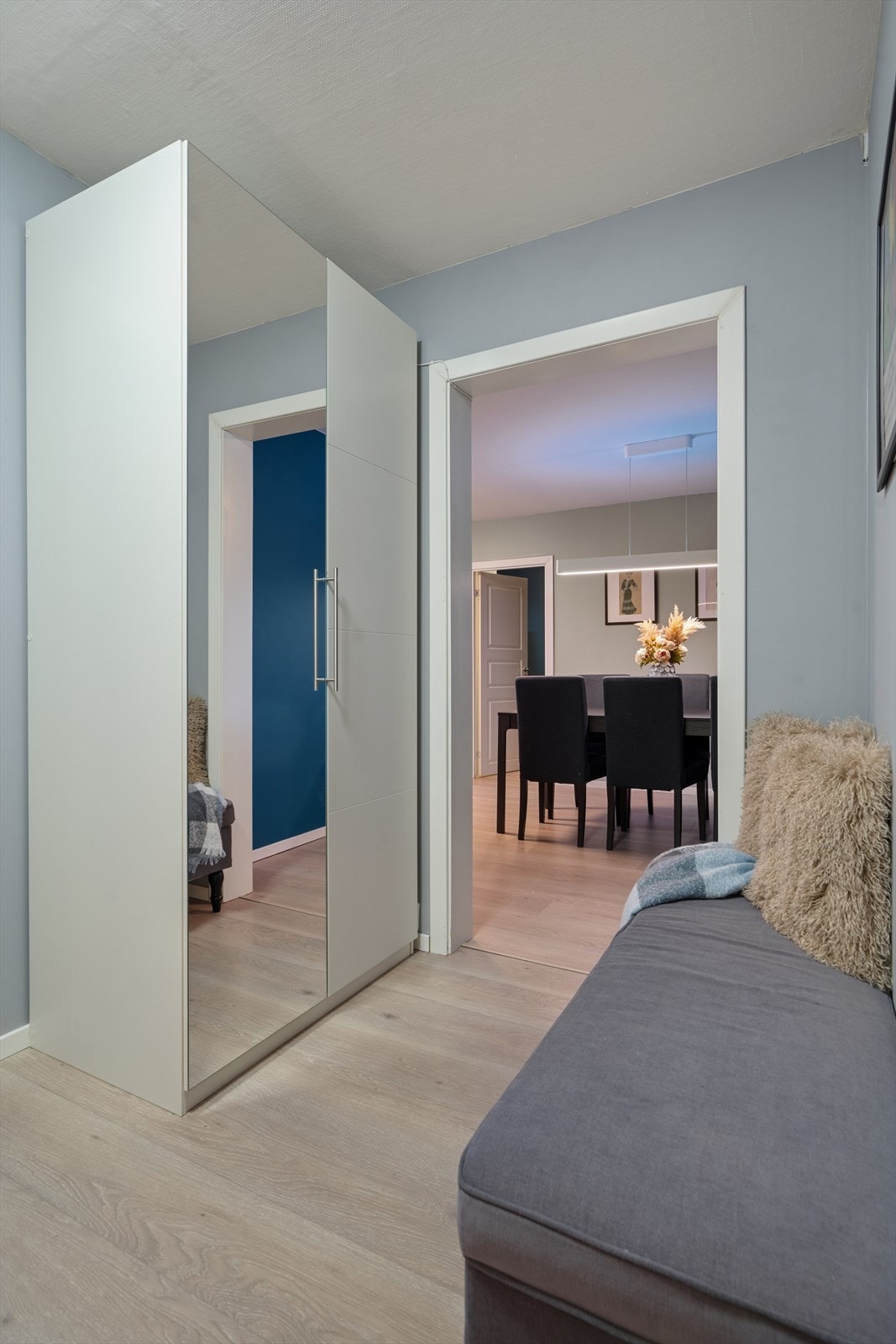 Fra entréen har du direkte adkomst til bad, kjøkken og stue. Galleribilde