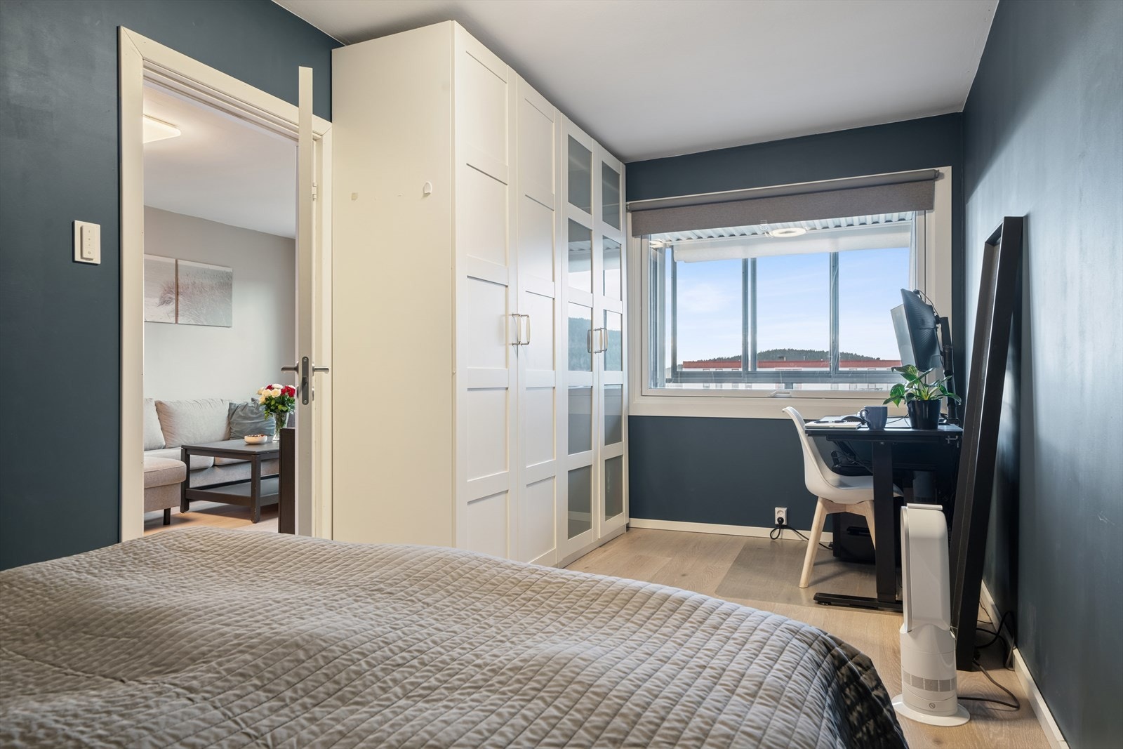 Soverommet har god plass til seng, garderobe og fleksibel møblering. Galleribilde