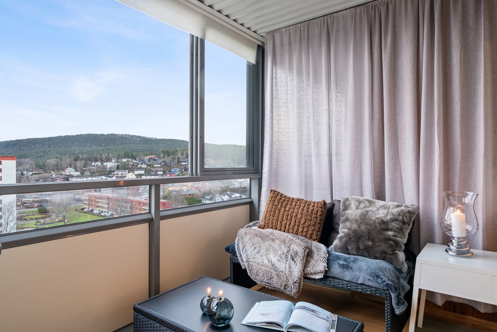 Fra stuen er det adkomst til en innglasset balkong med utsikt over nabolaget. Galleribilde