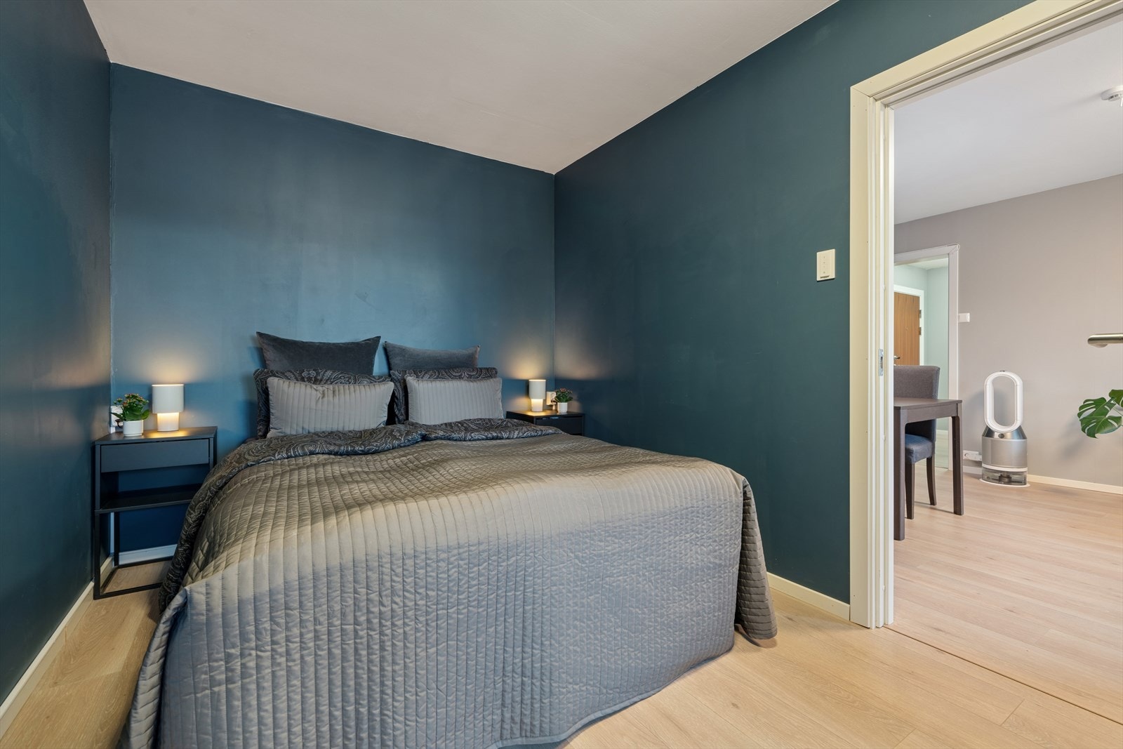 Rolig og stemningsfullt soverom med behagelig fargevalg. Galleribilde