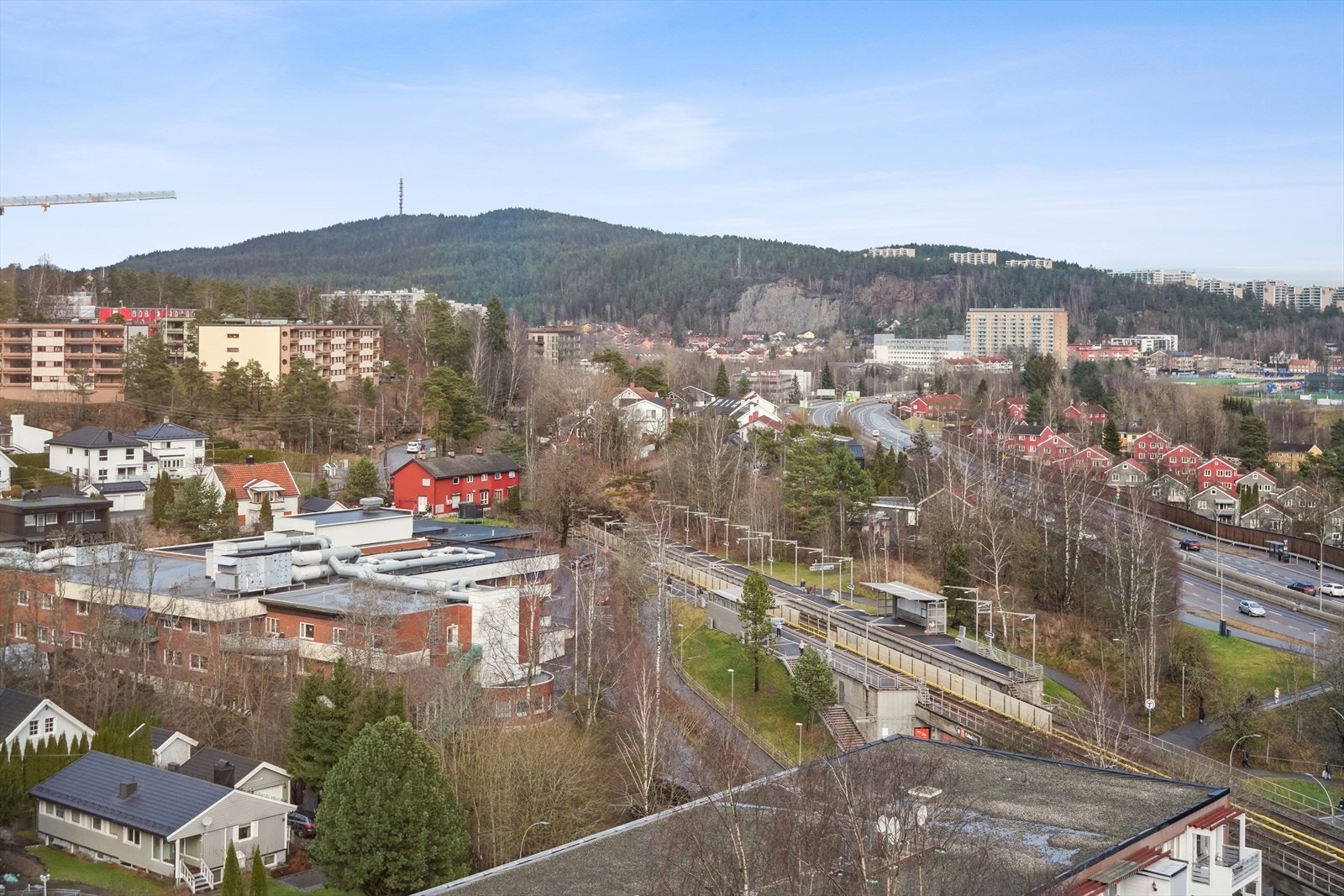 Fra boligen kan man se Kalbakken T-banestasjon som ligger ca. 3 minutter gange fra boligen Galleribilde