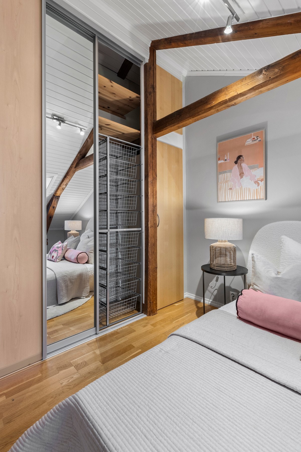 - Skyvedørsgarderobe med rikelig lagringsplass - Galleribilde