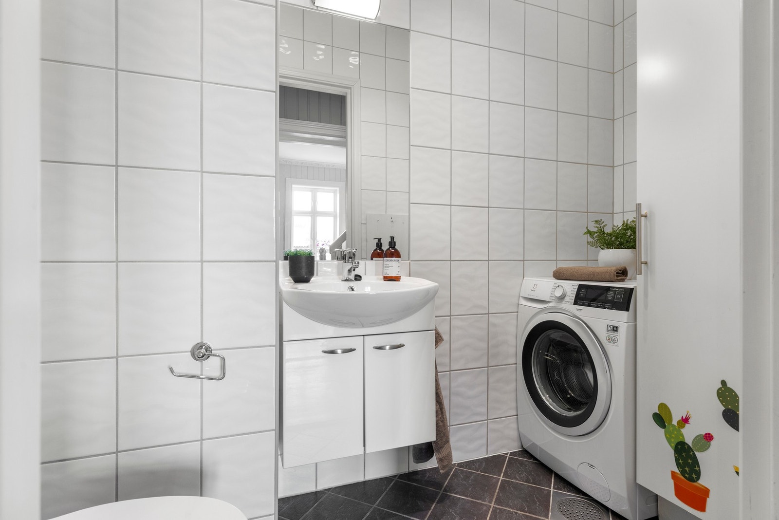 - Praktisk vaskerom med gulvstående toalett, vegghengt servant på sevantskap - Galleribilde