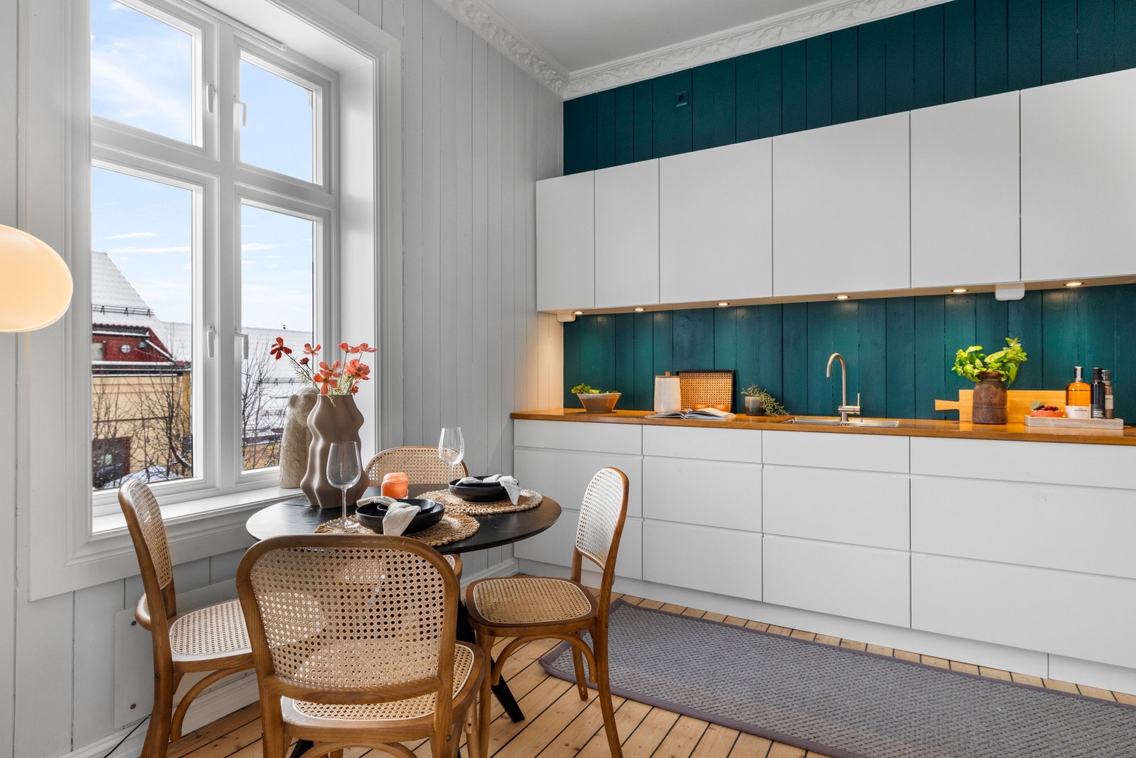 - Det er kjøkkenventilator med kullfilter. Det er montert komfyrvakt - Galleribilde