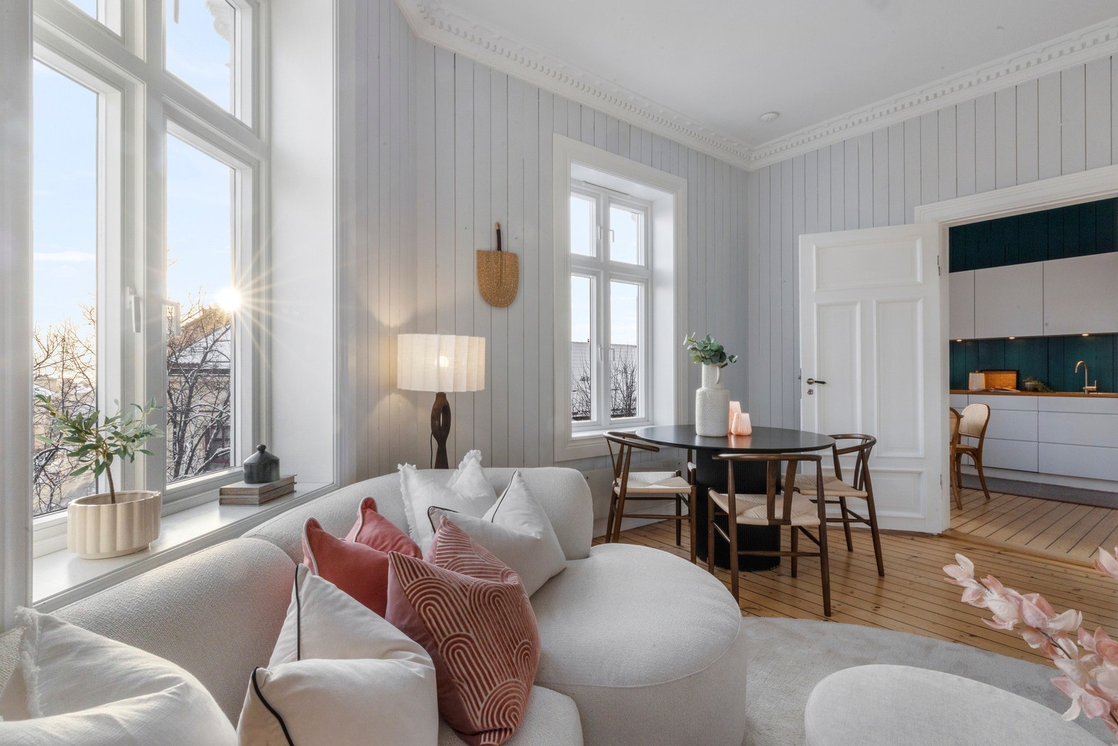 - Fantastisk stue med god plass til sosiale opplevelser - Galleribilde