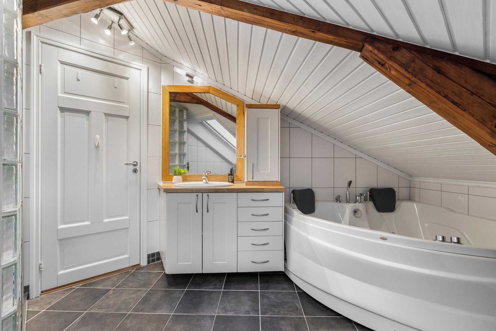 - Bad består av frittstående badekar, dusjnisje med vegger i glassbyggerstein, servant på vegghengt servantskap. Vegghengt toalett med innebygd sisterne - Galleribilde