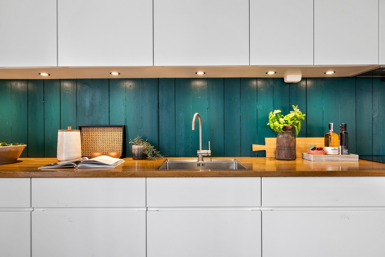 - Integrerte hvitevarer med platetopp, oppvaskmaskin, komfyr og kjøl-frys. Det er montert lekkasjesikring - Galleribilde