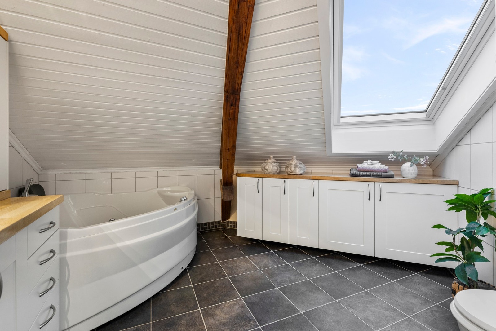 - Pent flislagt bad med elektriske varmekabler - Galleribilde