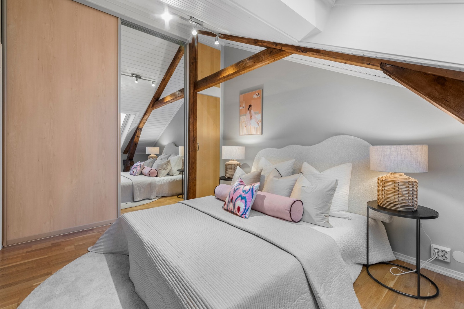 - God plass til dobbeltseng, nattbord og garderobeskap - Galleribilde