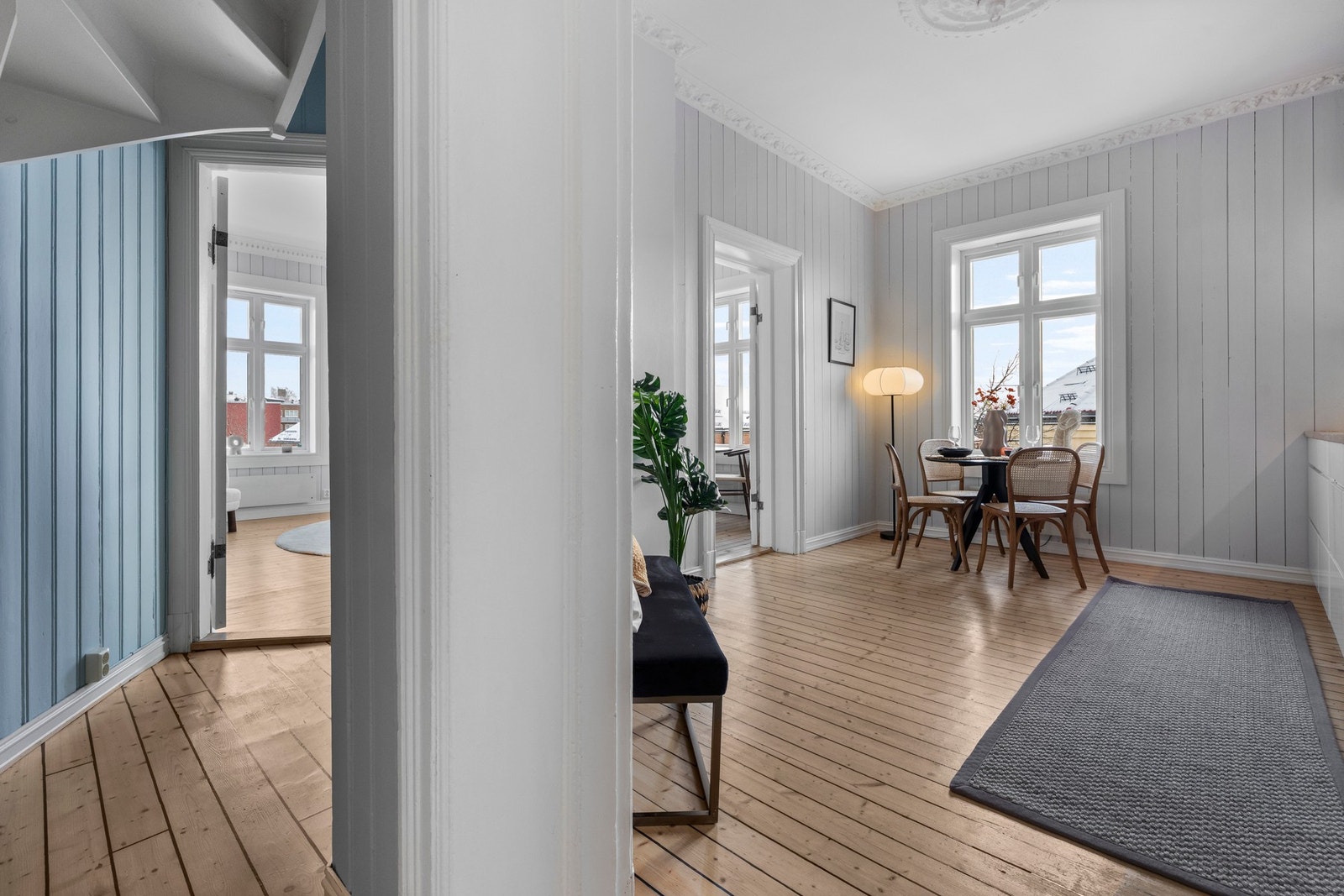 - Store vindusflater sørger for rikelig naturlig lys - Galleribilde