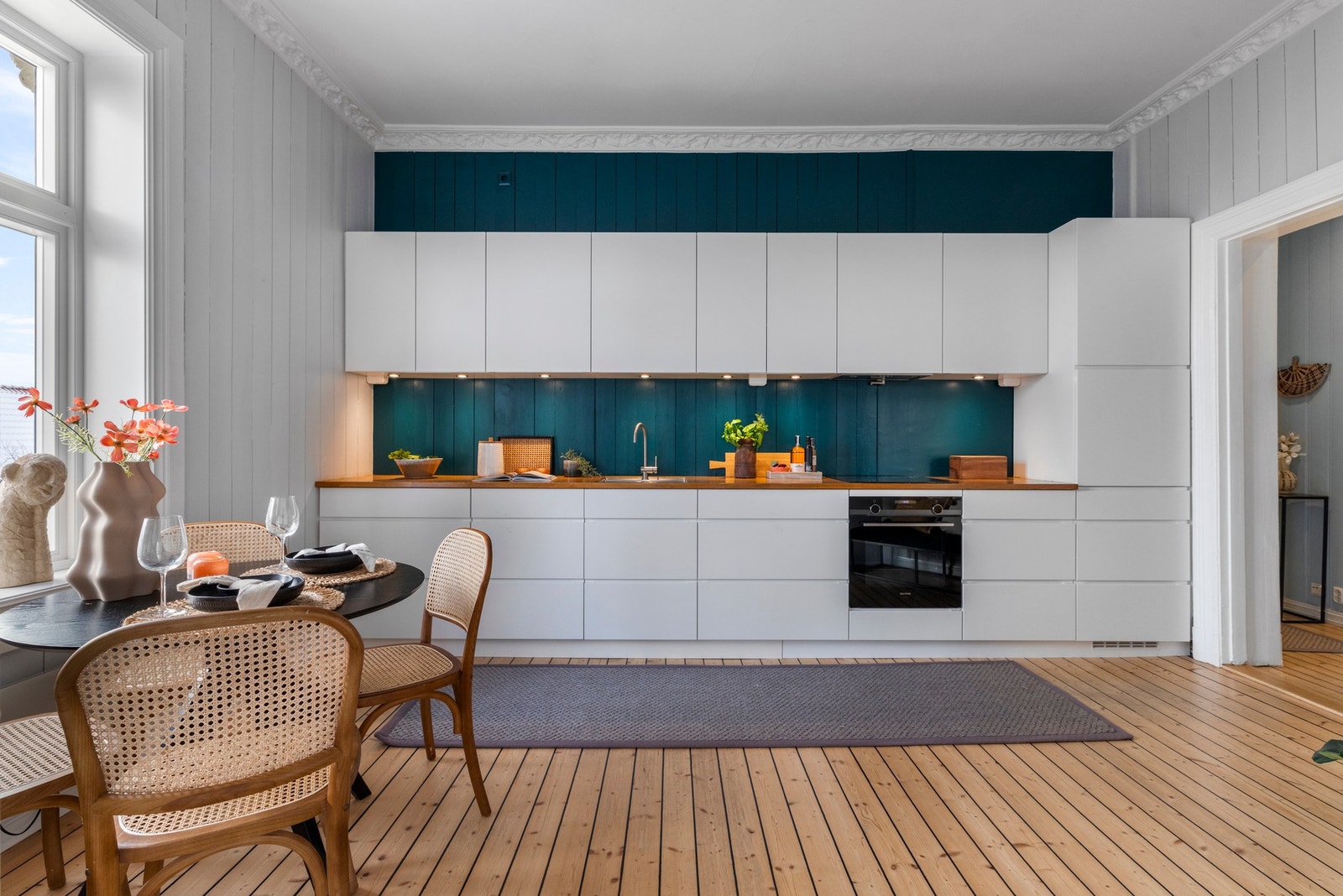 - Lekkert kjøkken fra 2019. Kjøkken har glatte fronter og benkeplate i heltre. Malt panel over kjøkkenbenk - Galleribilde