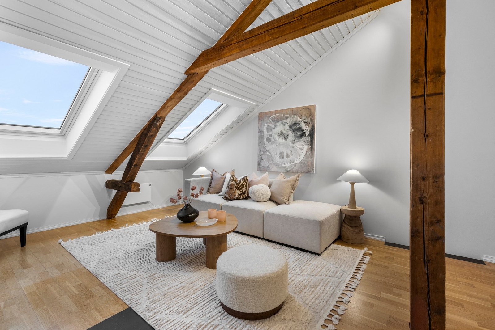 - Tv-stue i loftetasje med god plass til stor sofa og møblement - Galleribilde