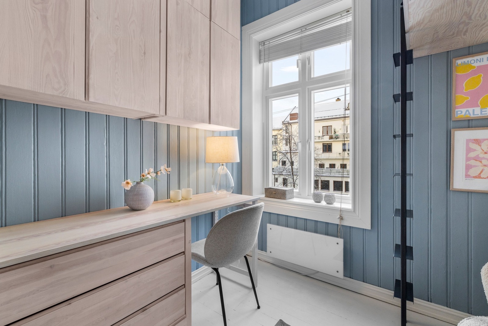 - Soverommet ligger vendt inn mot en hyggelig innergård - Galleribilde