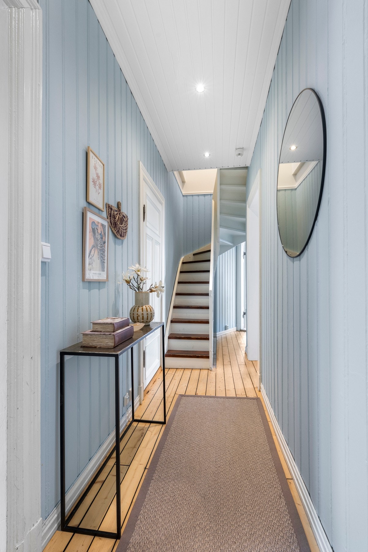 - Leiligheten disponerer tre boder. To stk boder på loft og en bod i kjeller - Galleribilde