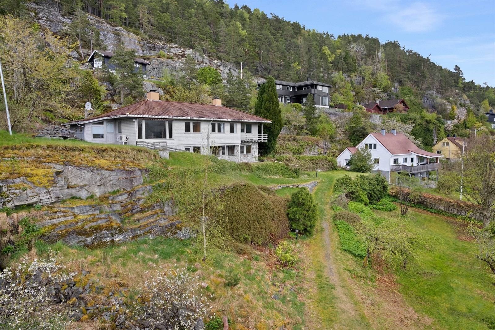 Eigedommen ligg særs sentralt til i eit område der det sjeldan kjem eigedom til sal. Galleribilde