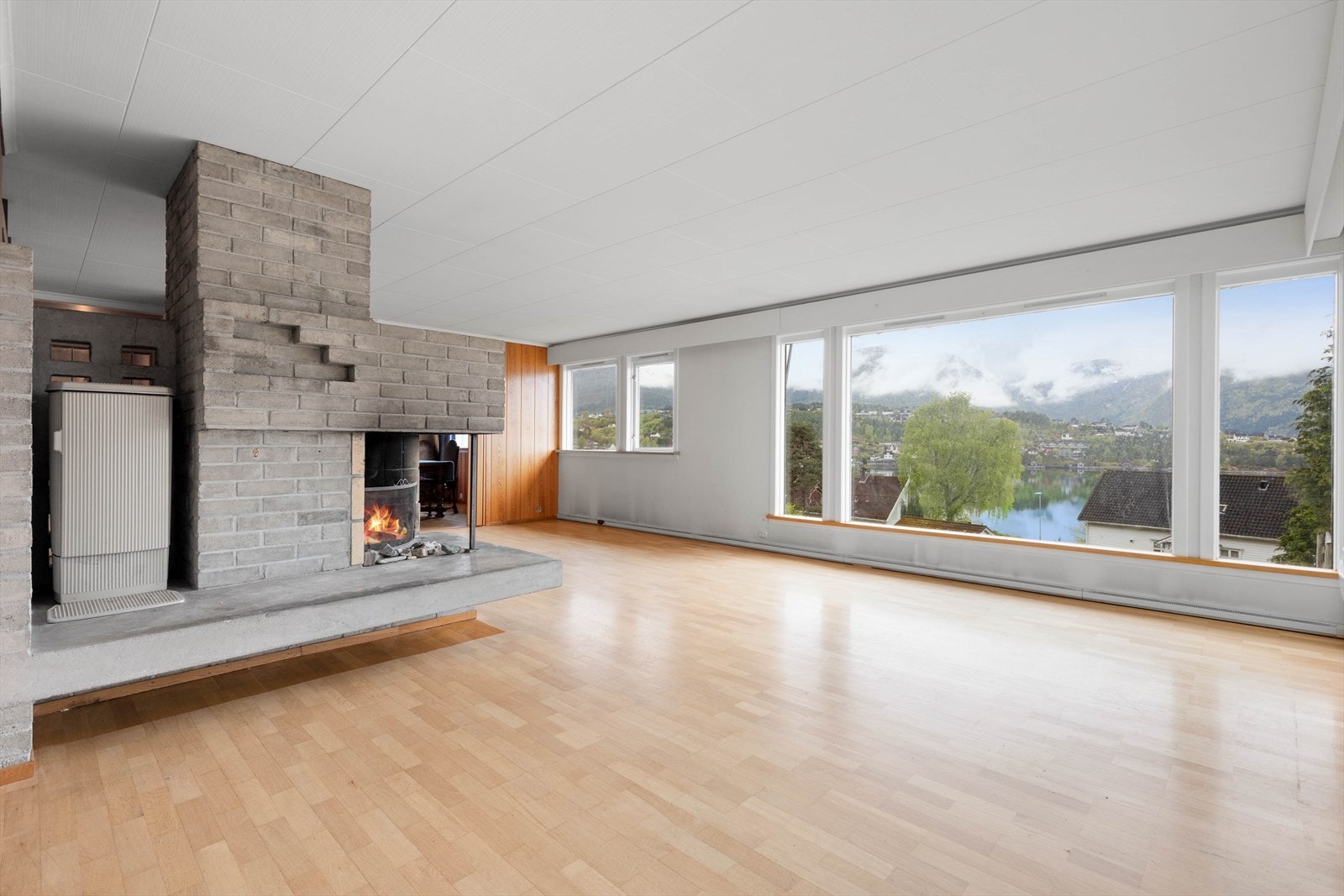 Romsleg stove med store vindaugsflater som sikrar eit godt lysinnslepp. Galleribilde