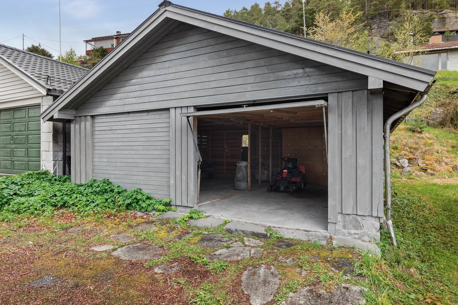 Ved innkjørsel er det ein garasje, denne er i utgangspunktet ikkje med i salet og har eige GNR og BNR. Galleribilde