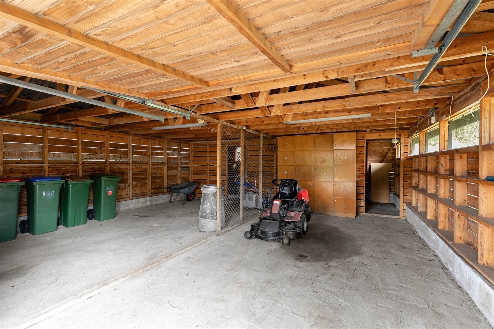 God plass til bil og utstyr i garasje. Galleribilde