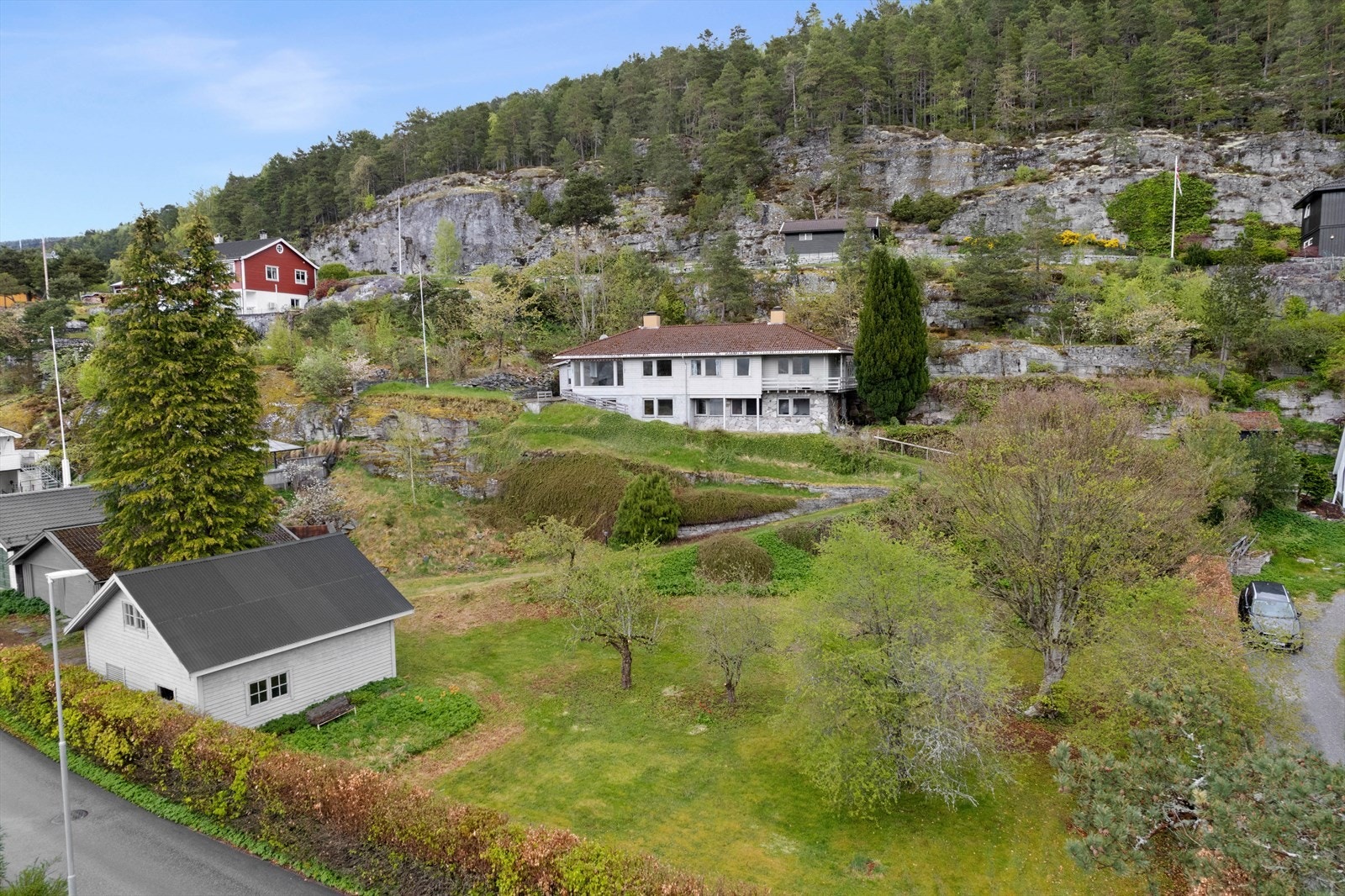 Her kan ein skilte med utsikt, gode soltilhøve og ei stor tomt på nær 2 mål. Galleribilde